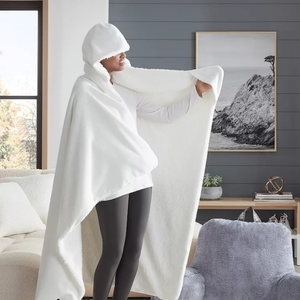 NWOT UGG Cozy White Hooded Blanket